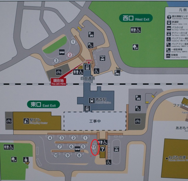青森空港行のバス乗り場の案内図