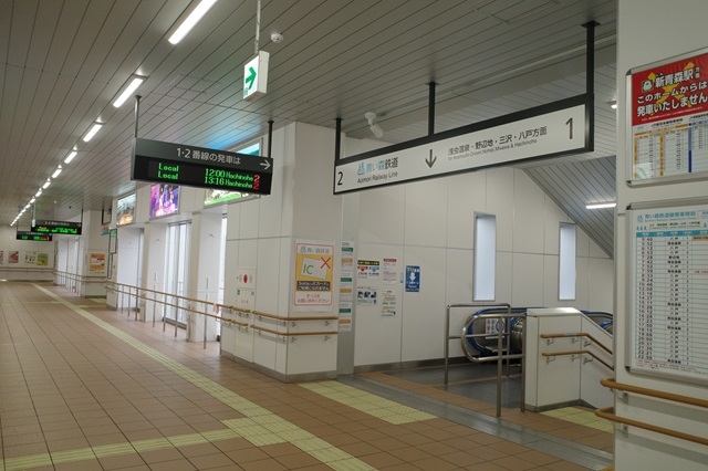 青森駅の電車乗り場の写真