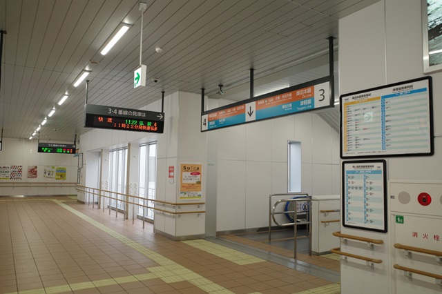 青森駅の電車乗り場の写真