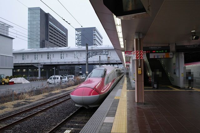 秋田駅の11～12番線乗り場の風景写真