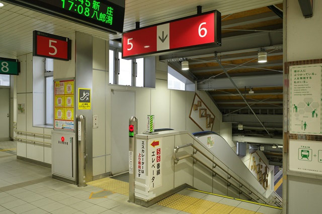 秋田駅の５～６番線乗り場の風景写真