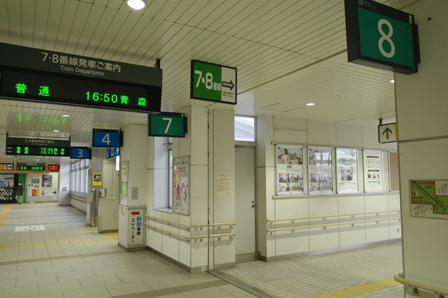 秋田駅の７～８番線乗り場の風景写真