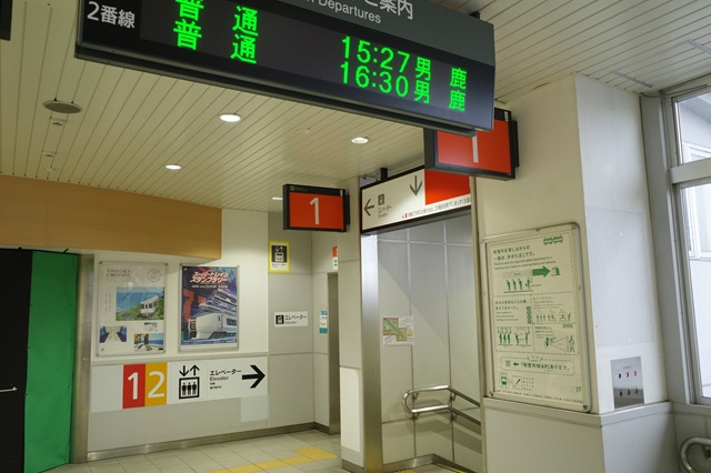 秋田駅の1番線乗り場の風景写真