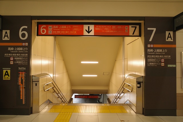 大宮駅の6－7番線の乗り場の風景写真