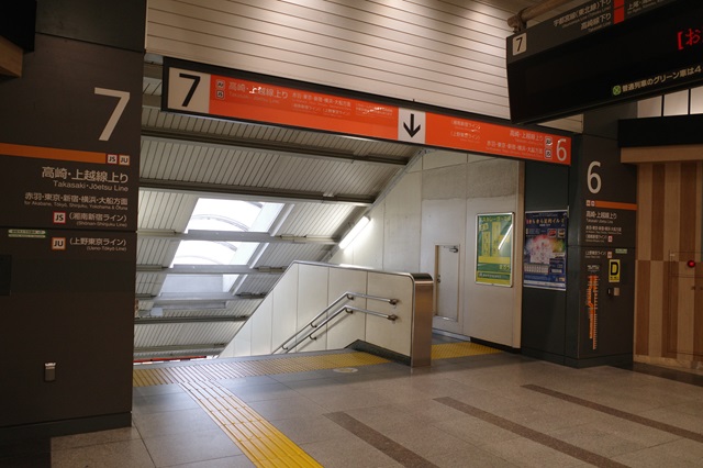 大宮駅の６－７番線の乗り場の風景写真