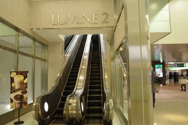 LUMINE2」店に上がるエスカレーター