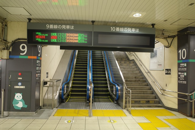 上野駅の9－10番線乗り場の風景写真