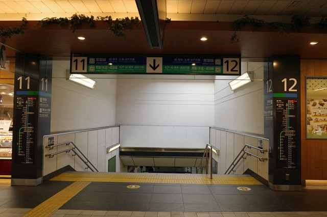 上野駅の3階11－12番線乗り場の風景写真