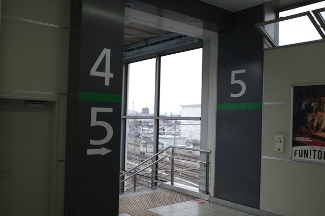松本駅の４～５番線乗り場