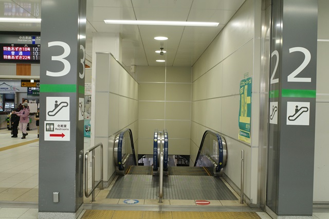 松本駅の２～３番線乗り場