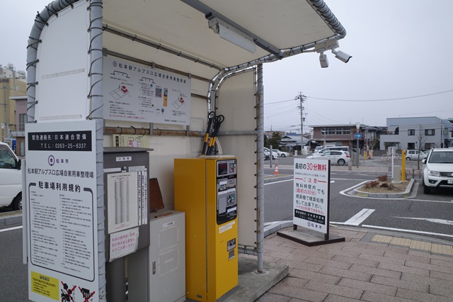 松本駅の東口の駐車場の風景写真