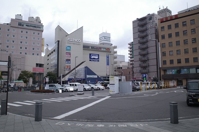 松本駅西口の駅前駐車場の写真