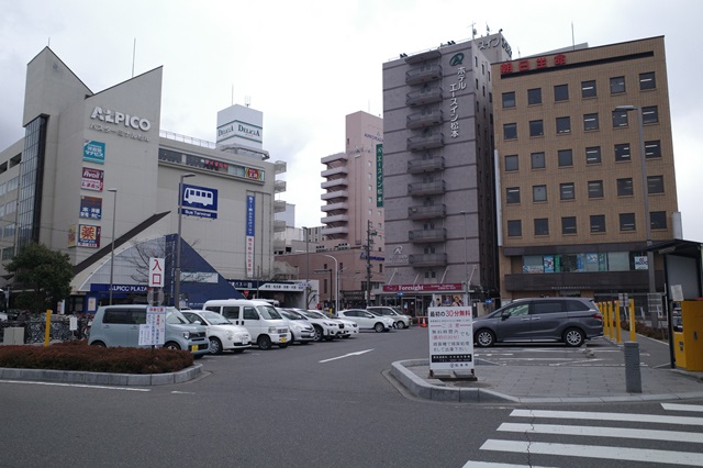 松本駅西口の駅前駐車場の写真