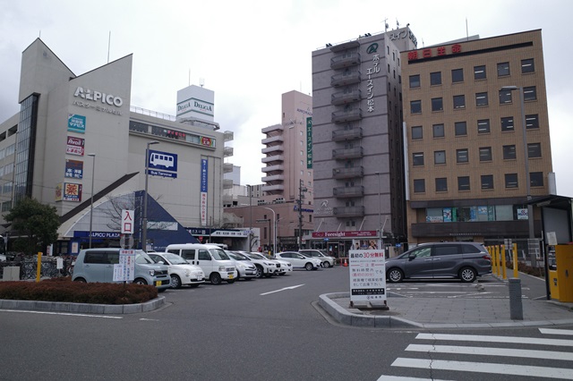 松本駅西口の駅前駐車場の写真