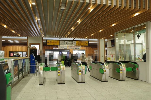 新幹線の改札の風景写真