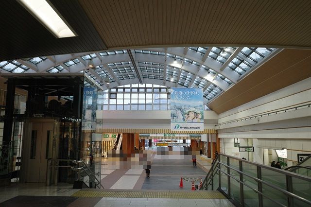 長野駅の善光寺口と東口通路の風景写真