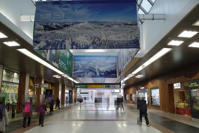 長野駅の善光寺口と東口通路の風景写真