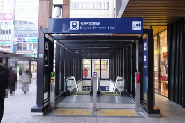 長野電鉄乗り場へのエスカレーター入り口の風景写真