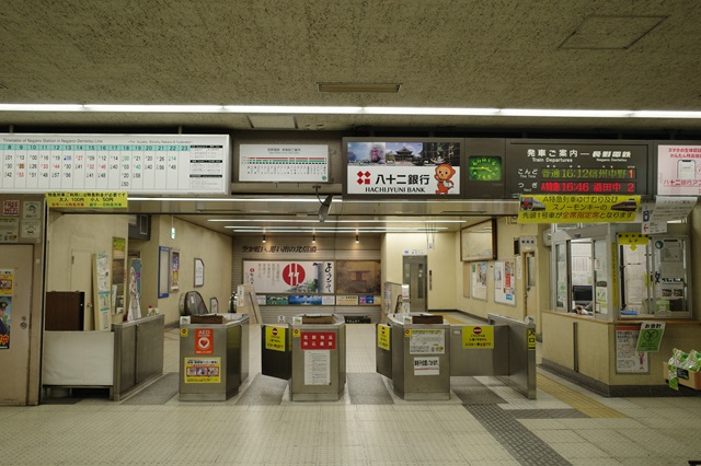 長野電鉄の改札の風景写真