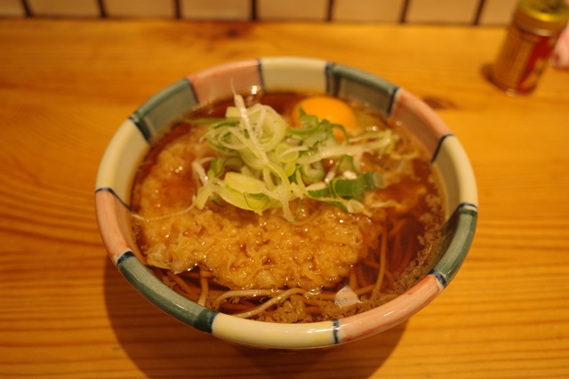 長野駅立ち食いそばの天たまそばの写真