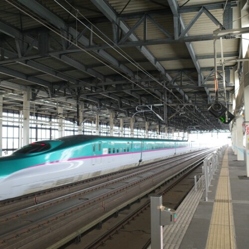 北上駅の新幹線の通過写真