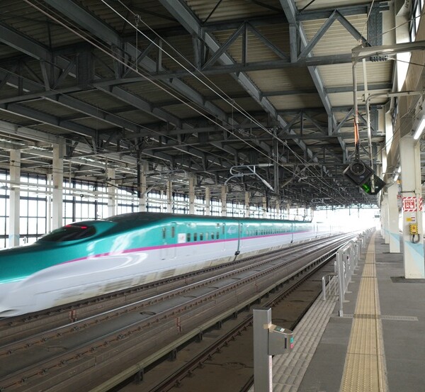 北上駅の新幹線の通過写真