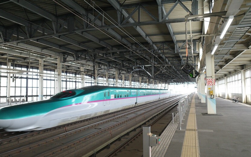 北上駅の新幹線の通過写真