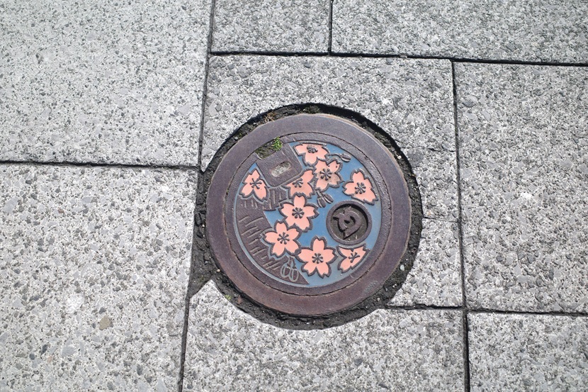 大河原駅の桜模様のマンホール