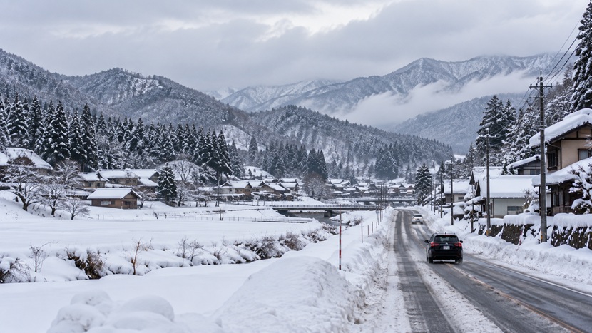 雪が降った後も積雪が残り続ける日本の山間部の風景