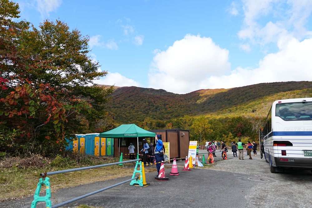 栗駒山の紅葉シーズンの観光 シャトルバス料金所