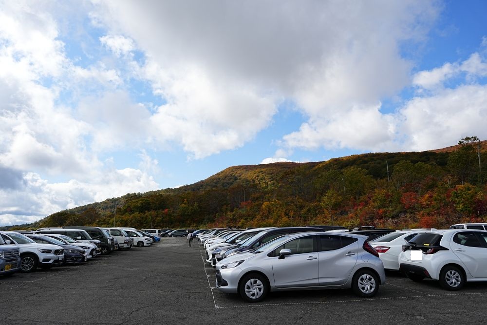 栗駒山の紅葉 満車の駐車場