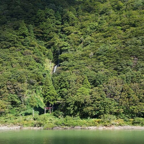 最上川の白糸の滝