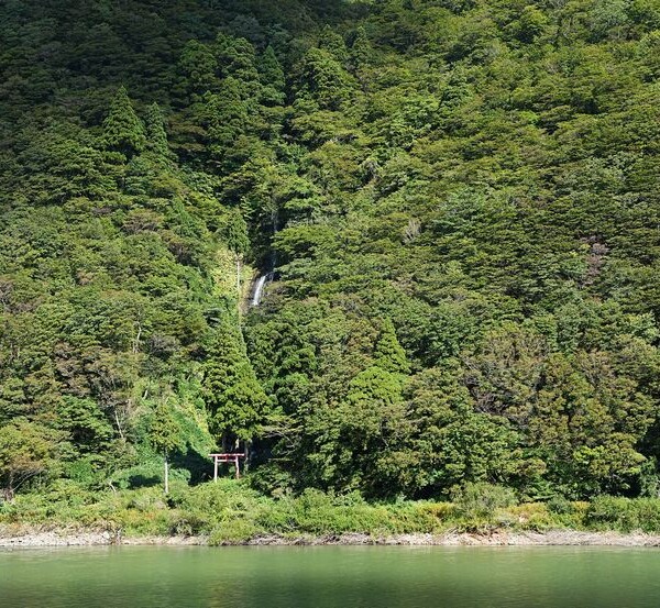 最上川の白糸の滝