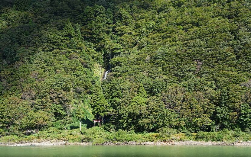 最上川の白糸の滝