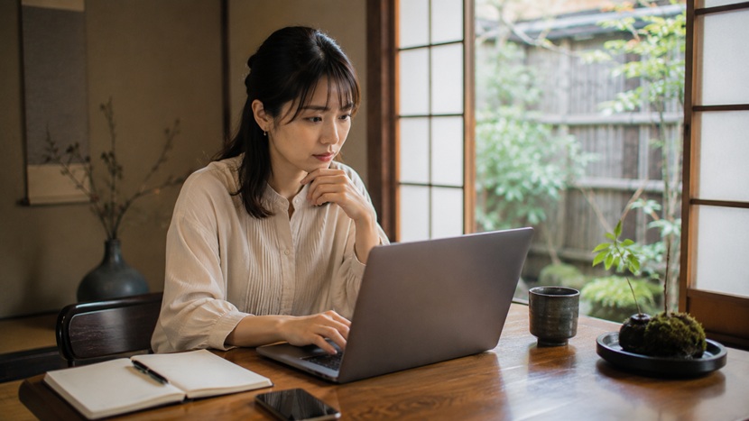 AIや変換ツールを使って標準語を京都弁に変換する女性