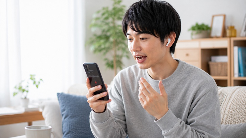 スマートフォンで録音しながら関西弁のイントネーションを練習する様子