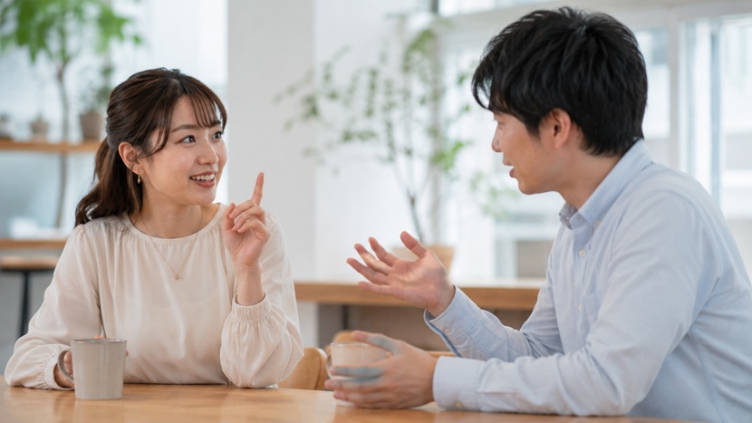 関西弁と標準語のイントネーションの違いを会話で比較するイメージ