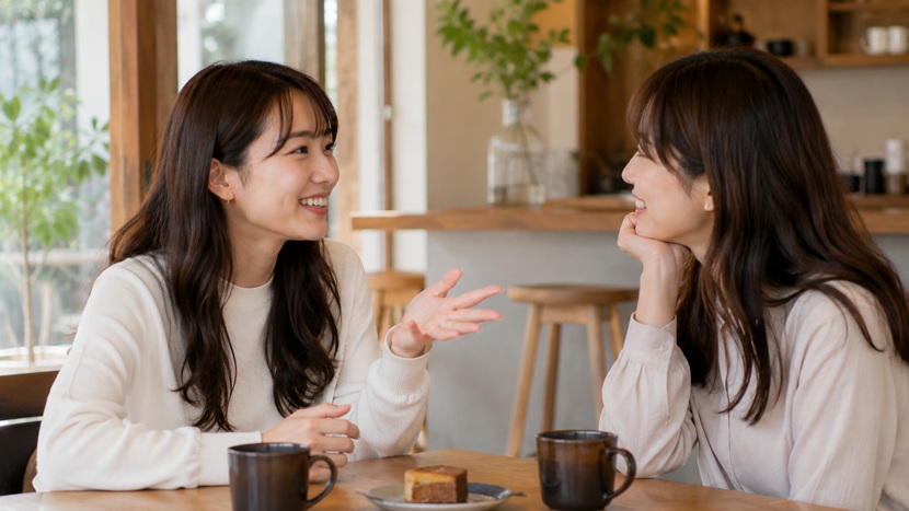 関西弁で楽しそうに会話する日本人女性