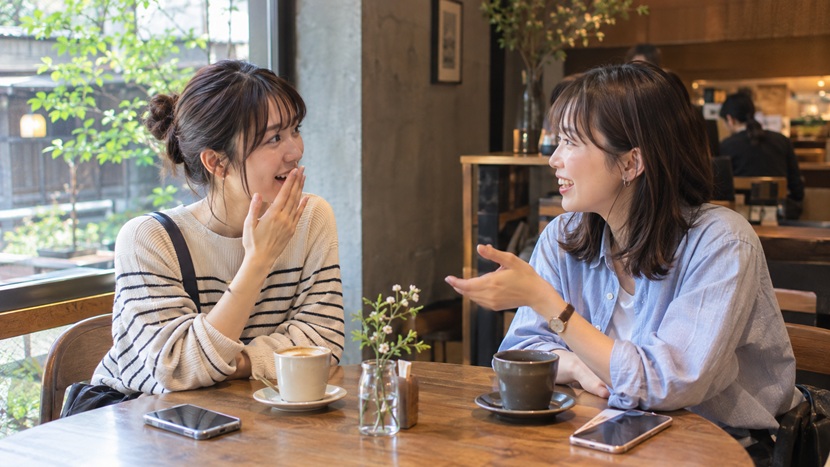京都のカフェで日常会話をする若い女性二人