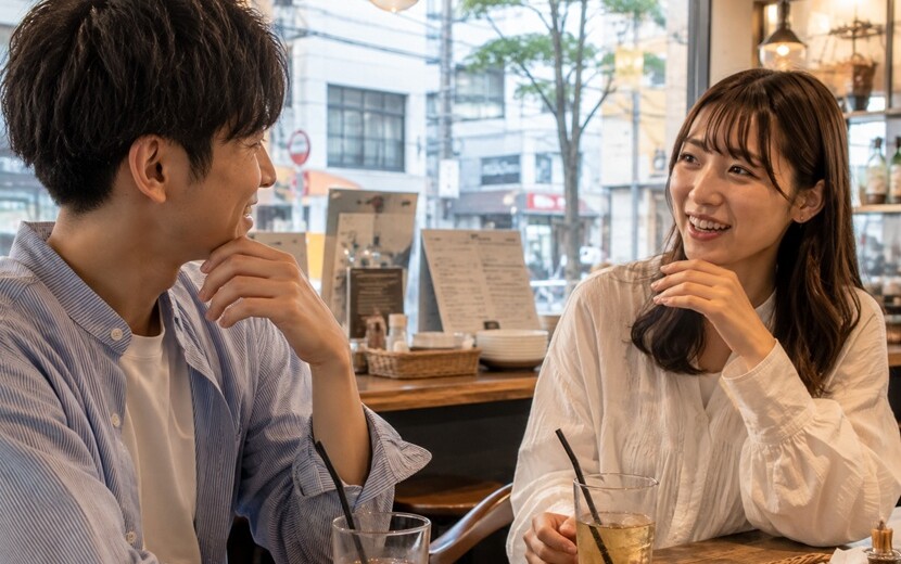 大阪弁のかわいい言葉を使って自然に会話する男女