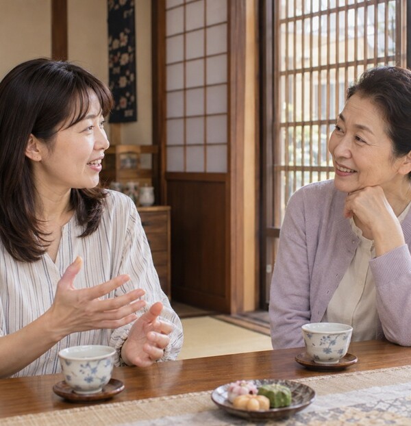 京都と大阪で日常会話をする女性を比較した風景