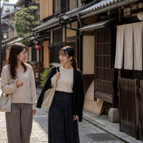 京都の町家が並ぶ通りで京都弁を話す女性二人