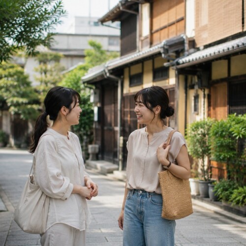 京都の町並みで京都弁の日常会話をする女性二人