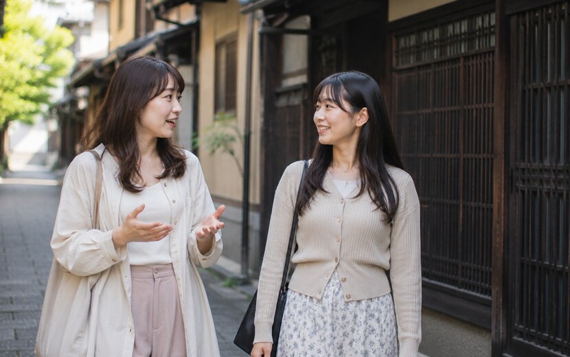 京都の町並みでかわいい京都弁を話す女性二人
