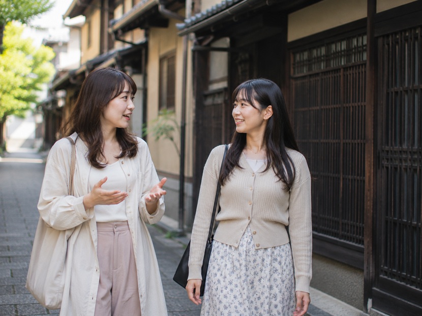 京都の町並みでかわいい京都弁を話す女性二人