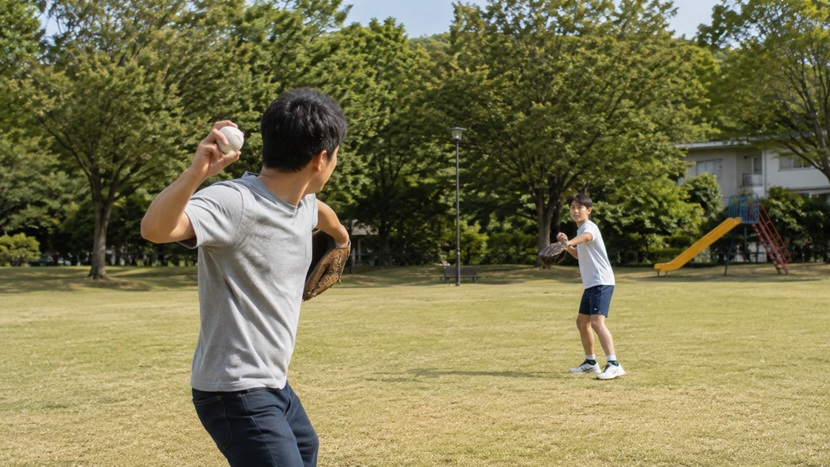 公園で似た動作をしながらキャッチボールをする親子