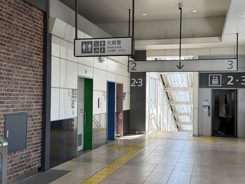 在来線改札内2階のおトイレ