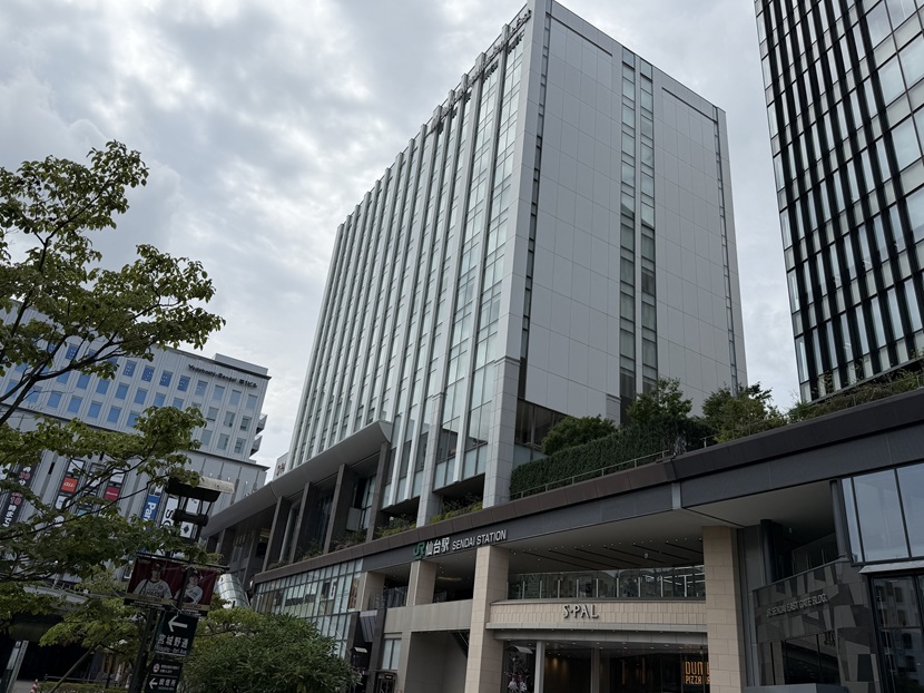 仙台駅東口の駅ビルに直結するホテルメトロポリタン仙台イーストの建物全景