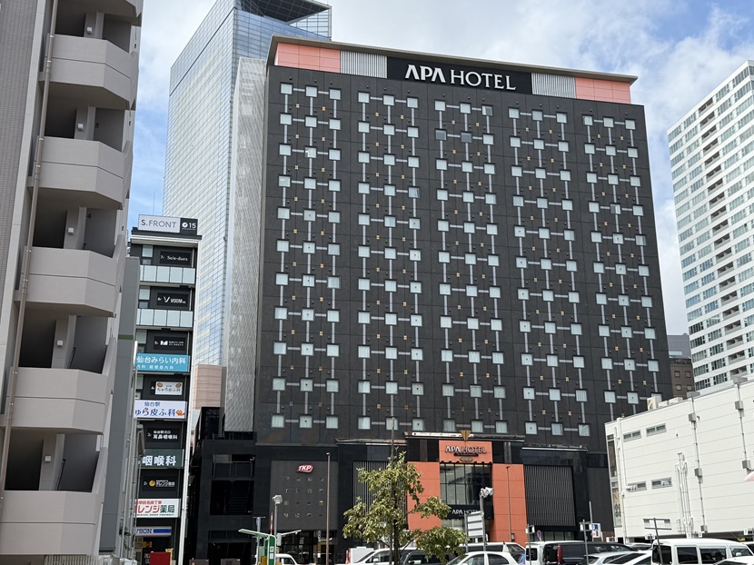 アパホテルTKP仙台駅北の側面と隣接するローソン、周辺の道路