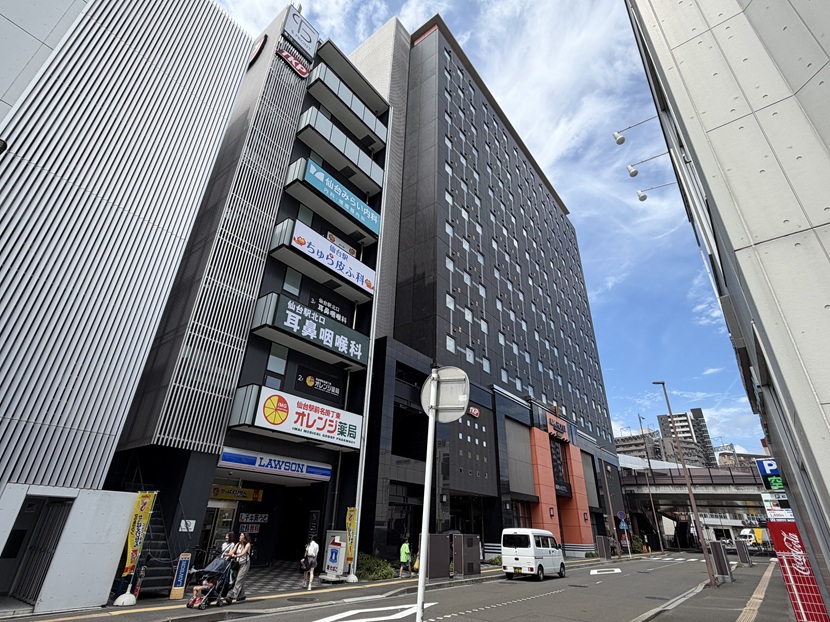 アパホテルTKP仙台駅北の黒い建物全景とホテル名の看板